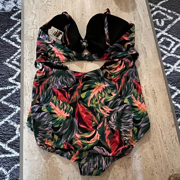 Time and Tru swimsuit with tag on. - Picture 3 of 3